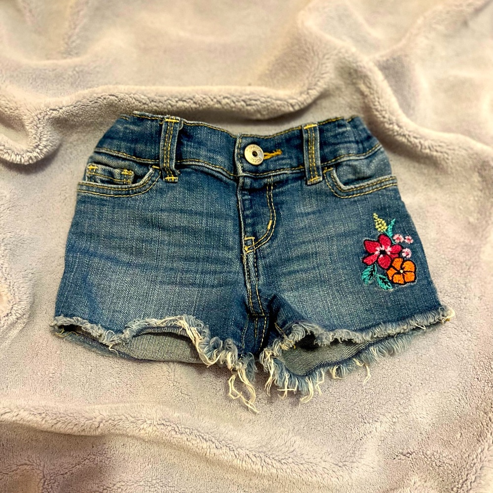 Good condition! My daughter only wore it a handful of times.